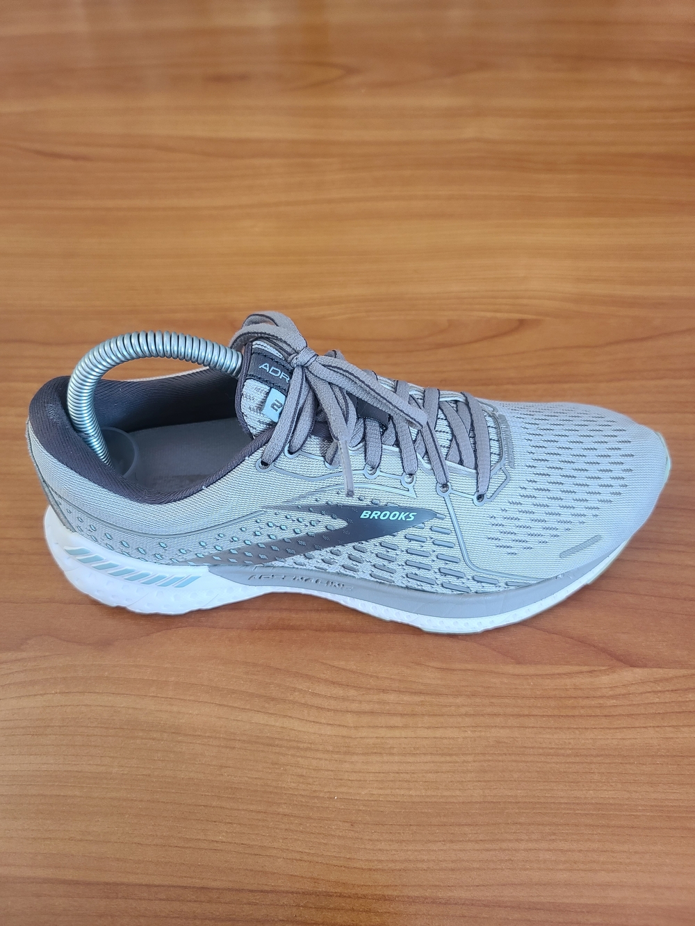 Brooks Adrenaline 21 Unisex Size 7.5B Women’s/ Men’s 6 Running Shoes Gray
